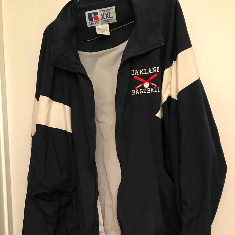 - ⚾️🍿🍕Men’s “Russell Athletic wind breaker